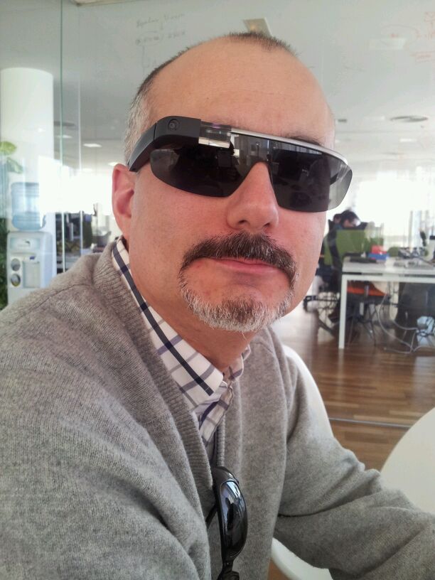 Foto de David SÁnchez con unas Google Glass. Pincha para ampliar.